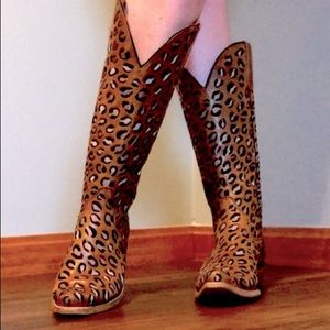 EUC Ariat Wildcat Boot size 11. only shoes wear at bottom sole.